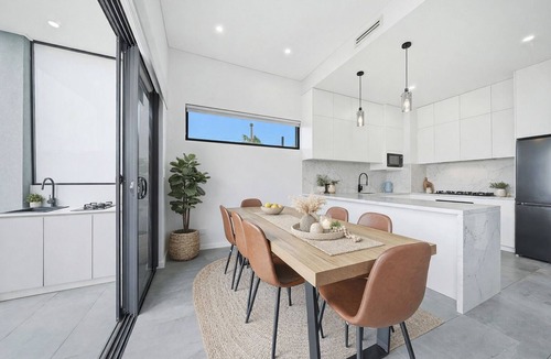 Bankstown House | *Modern 2-Level Home Parking Family Home