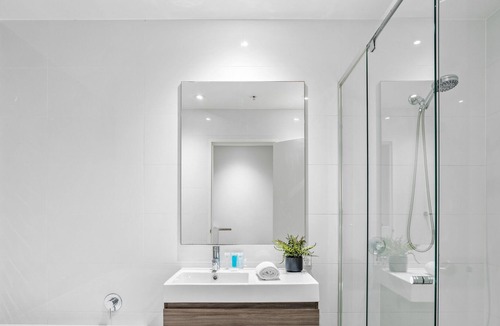 Newstead Apartment | Modern 2-storey Apartment with Pool, Gym and BBQ