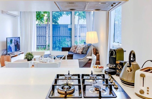 Brighton Apartment | Modern 2B Apartment in Brighton Near Bay Free Parking