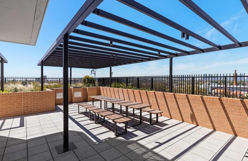 Brunswick Apartment | Modern 2BR 2Bath Apartment FREE PARKING Leafy Park Views