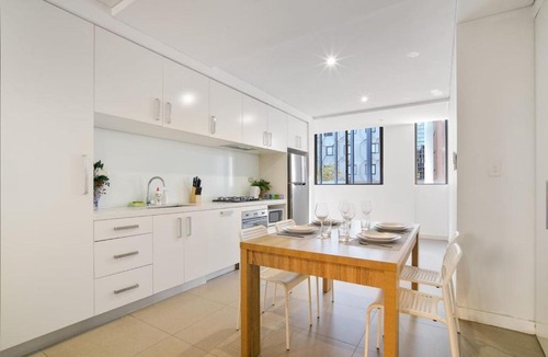Chippendale Apartment | Modern 2BR 3 min to Central Station FREE Parking