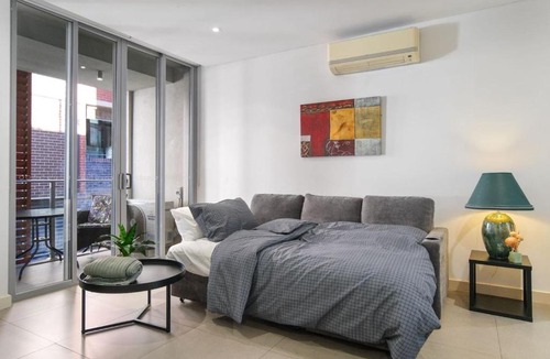 Chippendale Apartment | Modern 2BR 3 min to Central Station FREE Parking
