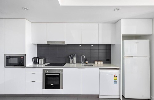 Fortitude Valley Apartment | Modern 2BR Apt City Views & Resort-Style Living