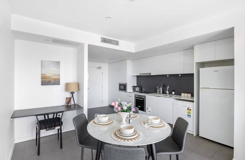 Fortitude Valley Apartment | Modern 2BR Apt City Views & Resort-Style Living