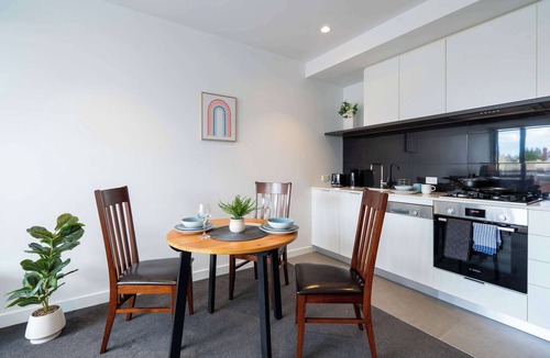 Hawthorn Apartment | Modern 2BR Apartment with Smart TV and Views