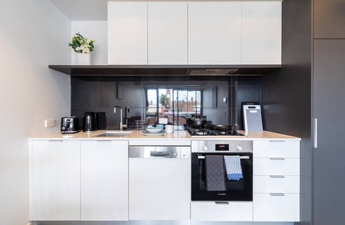 Hawthorn Apartment | Modern 2BR Apartment with Smart TV and Views