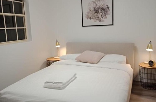 Manuka Apartment | Modern 2BR Apartment - Parking in Griffith