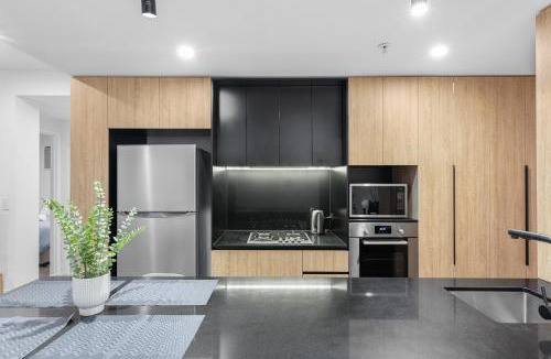 Woolloongabba Apartment | Modern 2BR Apartment Pool South City Square