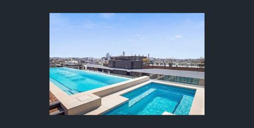 Woolloongabba Apartment | Modern 2BR Apartment Pool South City Square