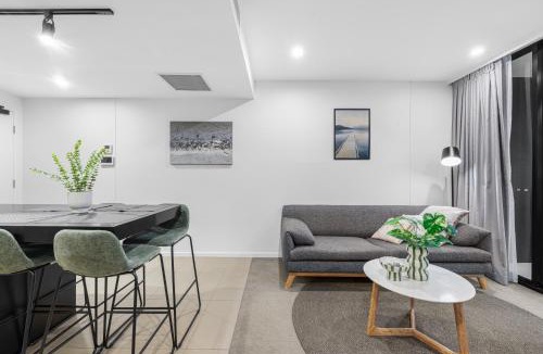 Woolloongabba Apartment | Modern 2BR Apartment Pool South City Square