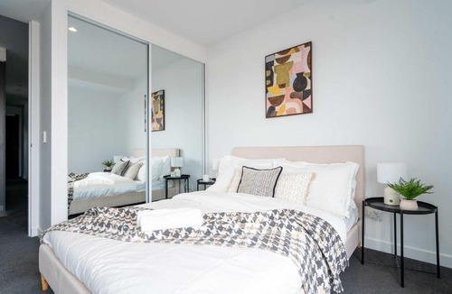 Hawthorn Apartment | Modern 2BR Apartment with Smart TV and Views