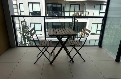 Clayton Apartment | Modern 2BR Apt in Clayton Free Parking