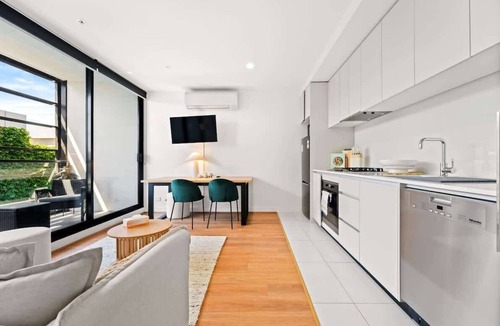 Cremorne Apartment | Modern 2BR Apt next to Gosch's Paddock w parking!