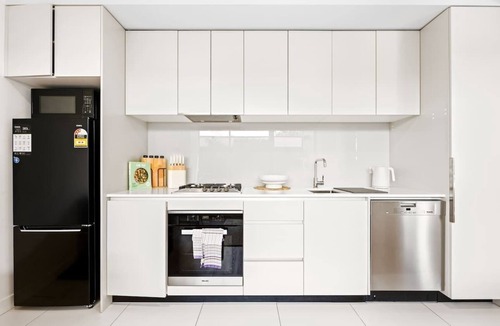Cremorne Apartment | Modern 2BR Apt next to Gosch's Paddock w parking!