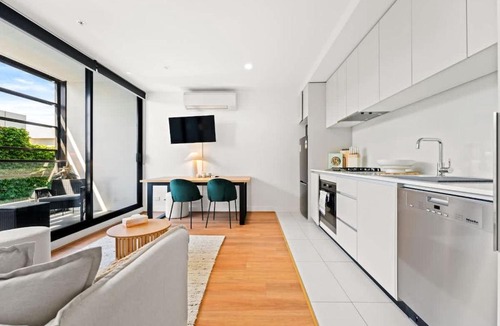Cremorne Apartment | Modern 2BR Apt next to Gosch's Paddock w parking