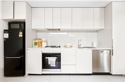 Cremorne Apartment | Modern 2BR Apt next to Gosch's Paddock w parking