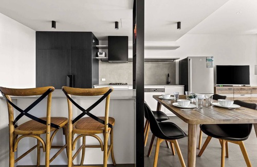 Carlton South Apartment | Modern 2BR Apt w Parking Near Melbourne Central