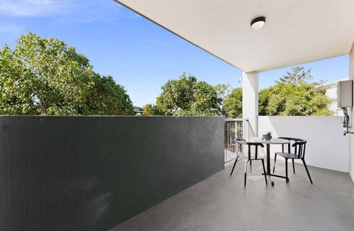 Mango Hill Apartment | Modern 2BR Mango Hill Stay | Close to Shops & Rail