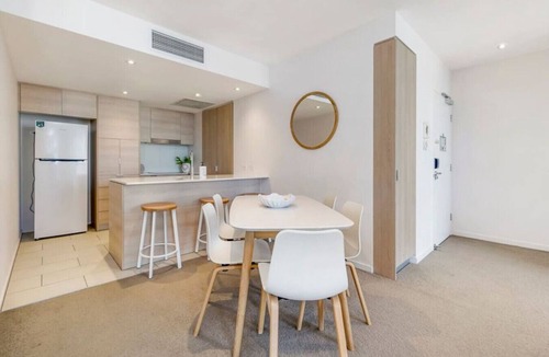 Broadbeach Condo | Modern 2BR Broadbeach - Ocean & Hinterland Views