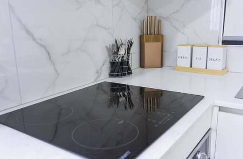 Werribee House | Modern 2BR Guest House in Werribee, BBQ, Backyard & Prime Location