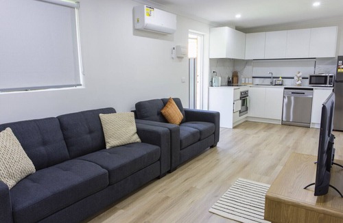 Werribee House | Modern 2BR Guest House in Werribee, BBQ, Backyard & Prime Location