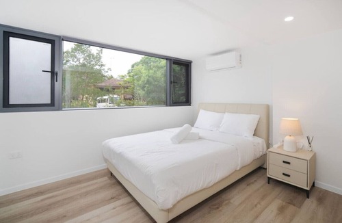 Macgregor House | Modern 2BR Home | Near Garden City & Griffith Uni