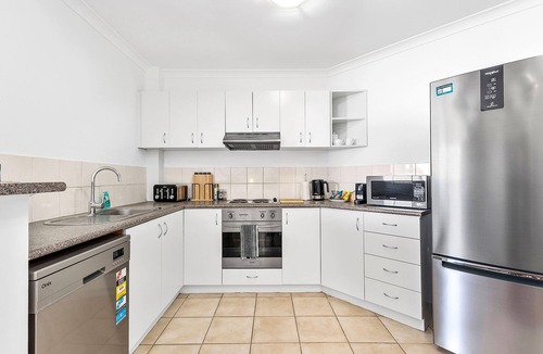 East Perth Apartment | Modern 2BR Pool Gym Parking