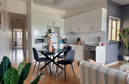 Norman Park Apartment | Modern 2BR Retreat | 5 min to CBD + Free Parking