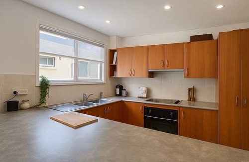 Surfers Paradise Apartment | Modern 2BR Sunset Apartment BBQ