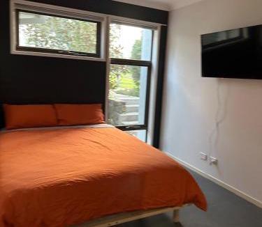 Craigieburn House | Modern 3 bed 2 bath house, parking and outdoor space