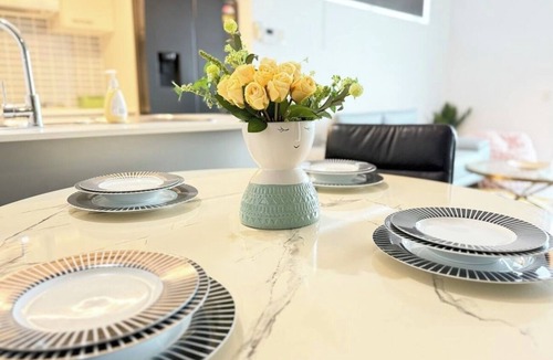 Chermside Apartment | Modern 3 bedroom penthouse - next to Westfield Mall