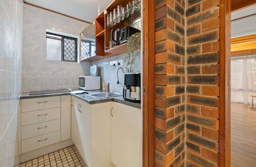 Robertson House | Modern 3-Bedroom Stay | Walk to Shops & Dining