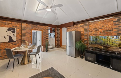 Robertson House | Modern 3-Bedroom Stay | Walk to Shops & Dining