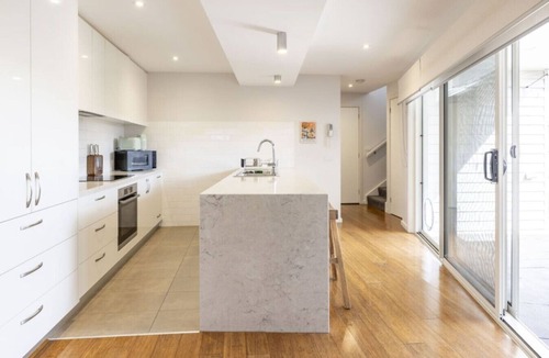 Geelong Villa | Modern 3BR Executive Townhouse in CBD, Mibnb