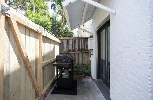 Glebe House | Modern 3BR Glebe Terrace w BBQ & Pet Friendly.