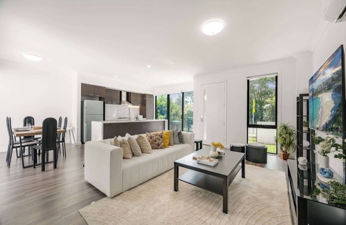 Austral House | Modern 3BR House, 7min Drive to Leppington Station
