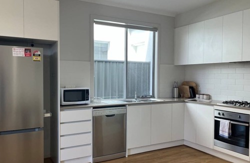 Kilkenny House | Modern 3BR Townhouse Near Shopping & CBD