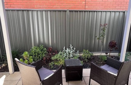 Kilkenny House | Modern 3BR Townhouse Near Shopping & CBD