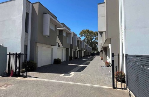Kilkenny House | Modern 3BR Townhouse Near Shopping & CBD