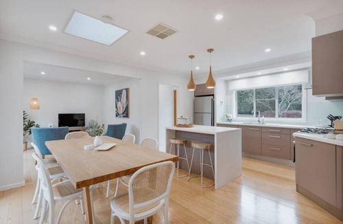 Waramanga House | Modern 3BR with beautiful gardens in Waramanga