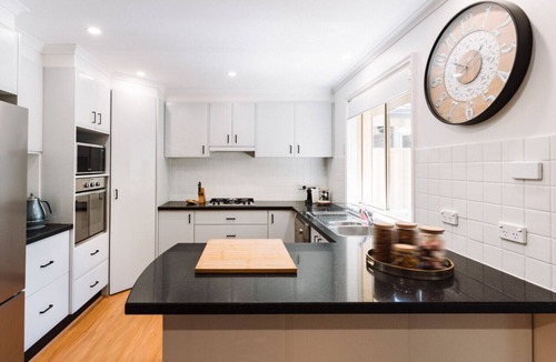 Lyons House | Modern 3BR with Courtyard in Lyons