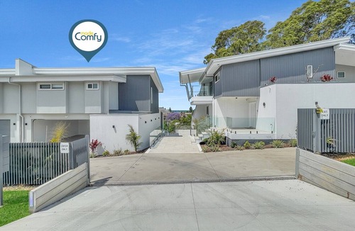 Batemans Bay Apartment | Modern 4-Bed Townhouse with Water Views