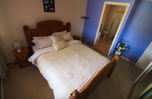 Lithgow House | Modern 4 bedroom home with Mountain views, contractors welcome.
