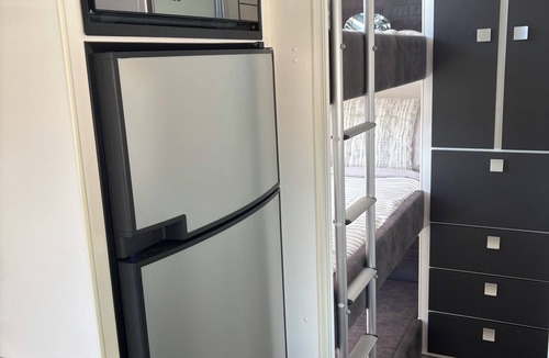 Norwood House | Modern 4 berth van with hot tub. 5 min to CBD.