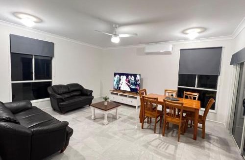 Hillcrest House | Modern 4BDR 5 Beds Ensuite AC 2 bath