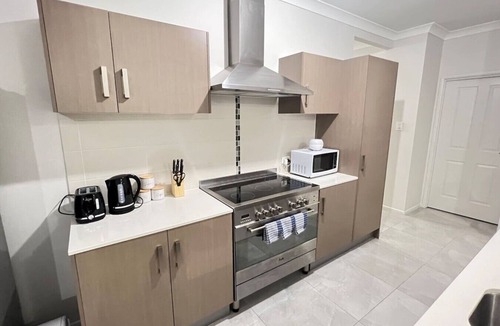 Hillcrest House | Modern 4BDR 5 Beds Ensuite &A/C 2 bath