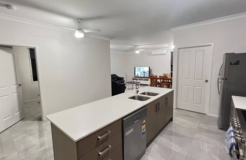 Hillcrest House | Modern 4BDR 5 Beds Ensuite &A/C 2 bath