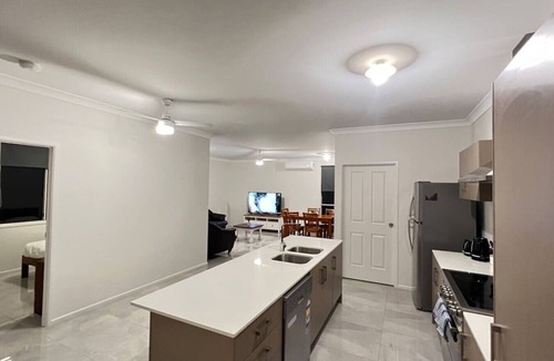 Hillcrest House | Modern 4BDR 5 Beds Ensuite &A/C 2 bath