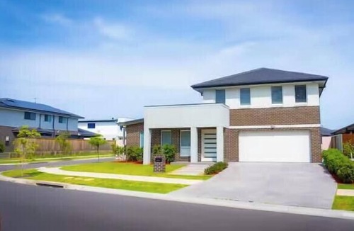 Gledswood Hills House | Modern 4BR Home Parking Family Friendly
