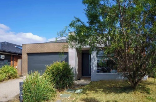 Clyde House | Modern 4BR near Parks & Shops Family Friendly